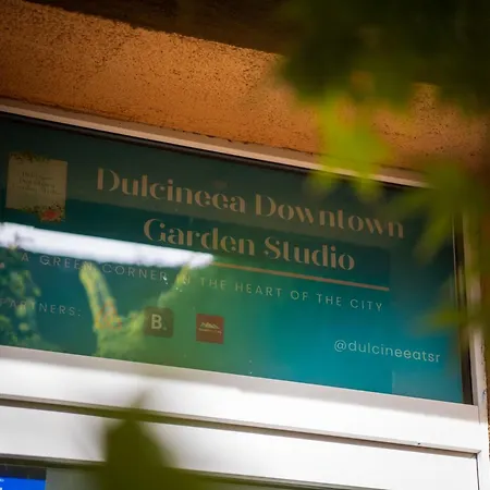 Dulcineea Downtown Garden Apartment